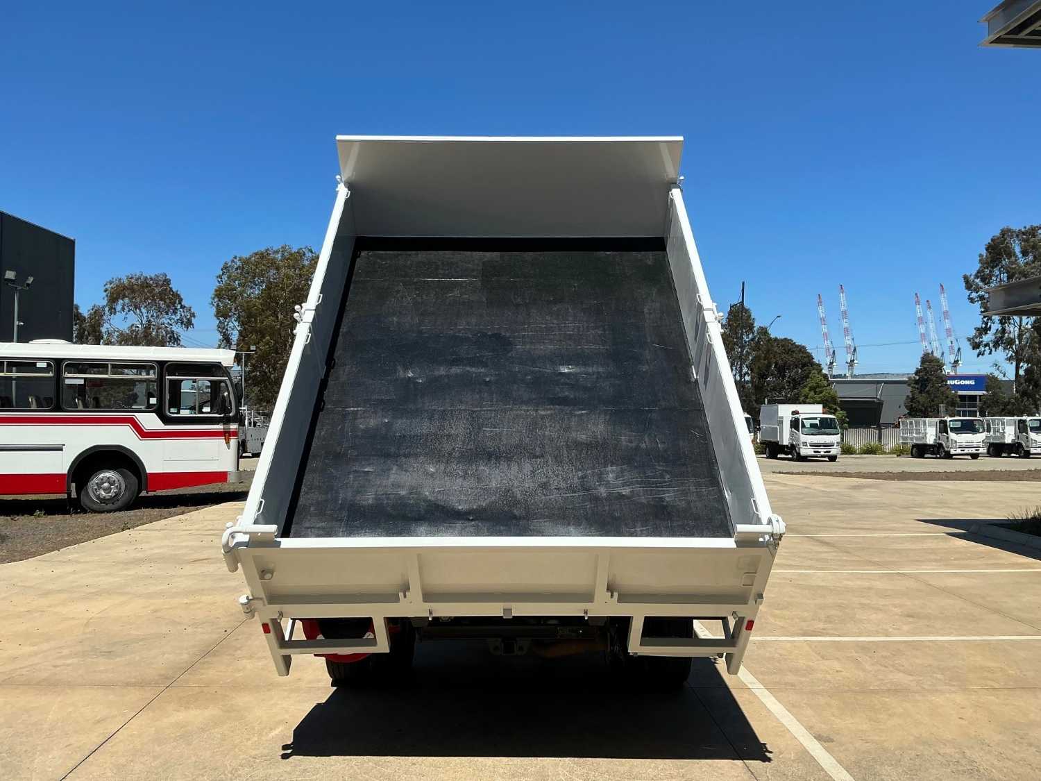 2015 ISUZU NPR75-190 TIPPER WITH CRANE