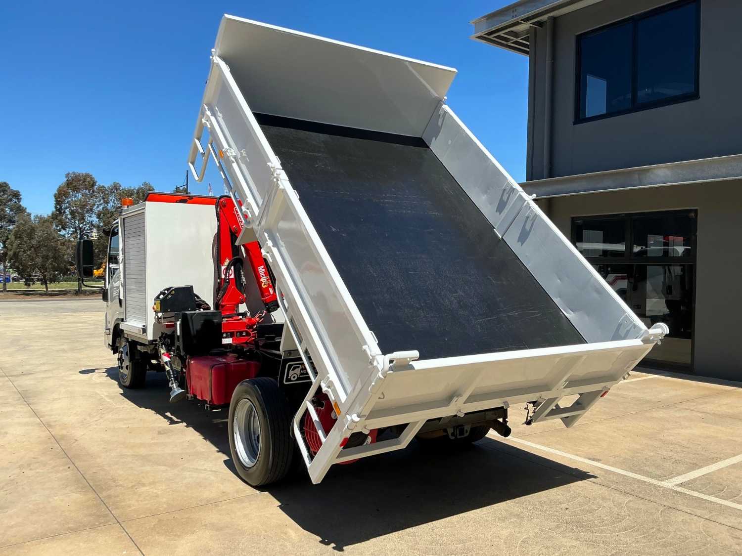 2015 ISUZU NPR75-190 TIPPER WITH CRANE