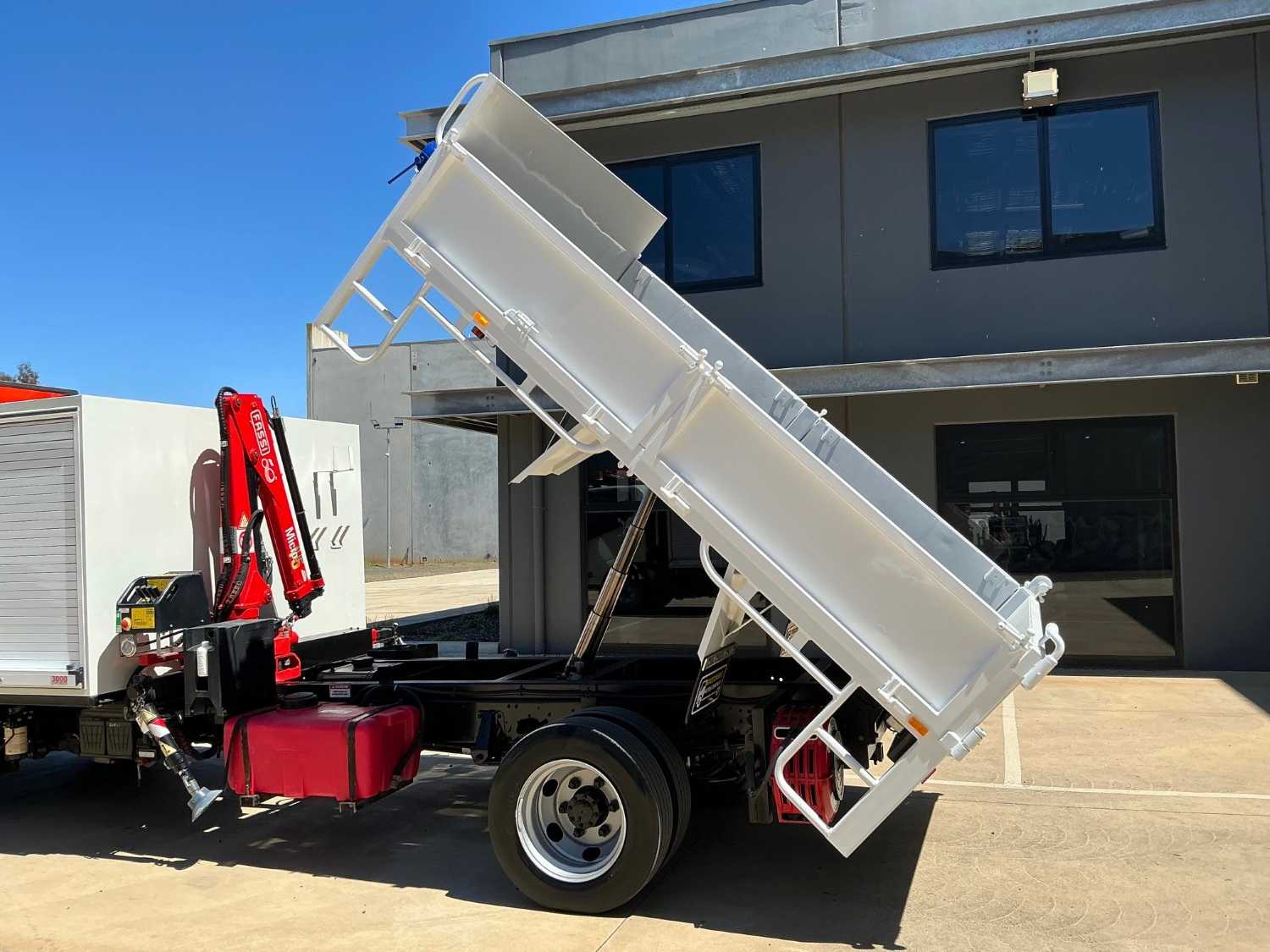 2015 ISUZU NPR75-190 TIPPER WITH CRANE