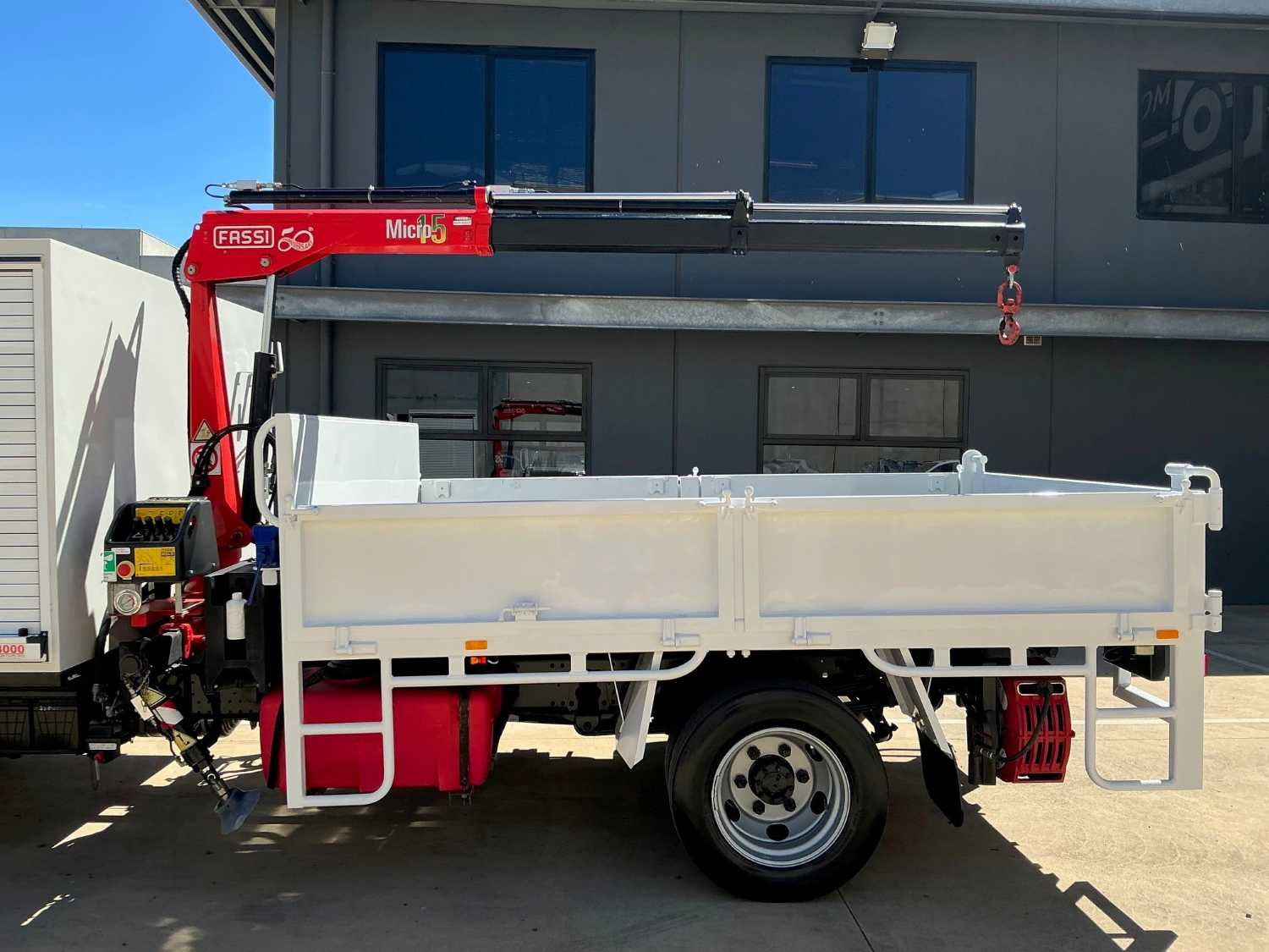 2015 ISUZU NPR75-190 TIPPER WITH CRANE