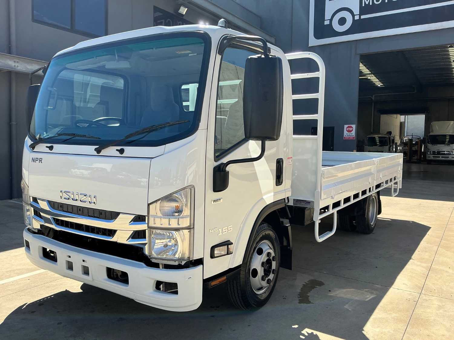 2017 ISUZU NPR45 TRAY