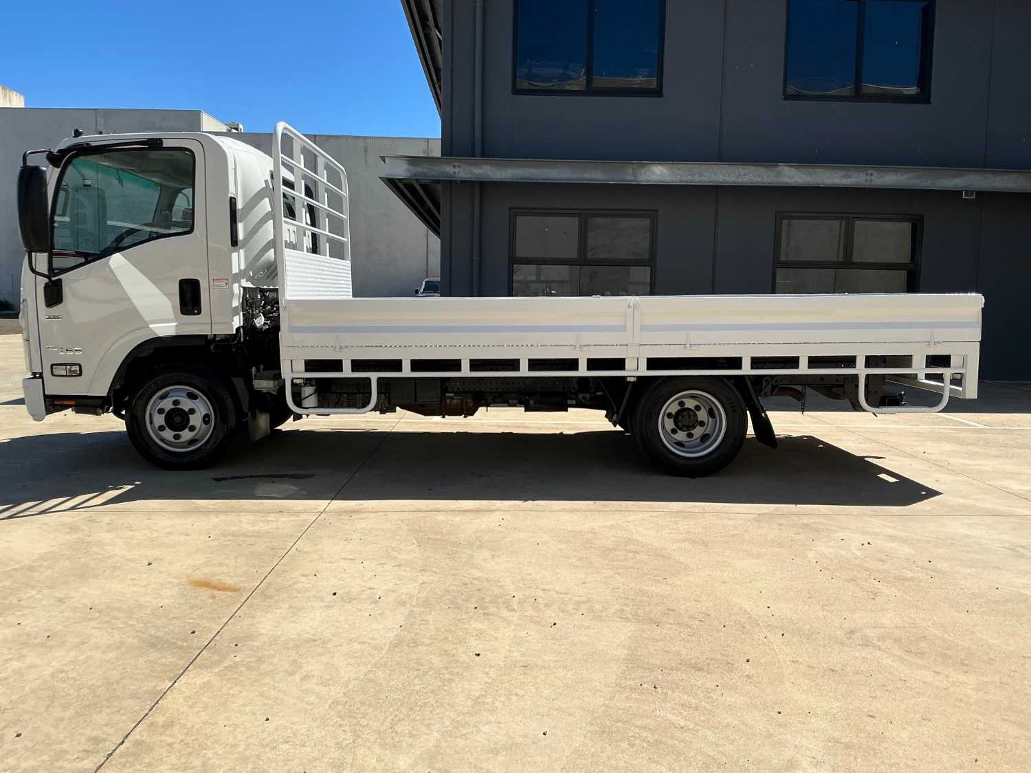 2017 ISUZU NPR45 TRAY