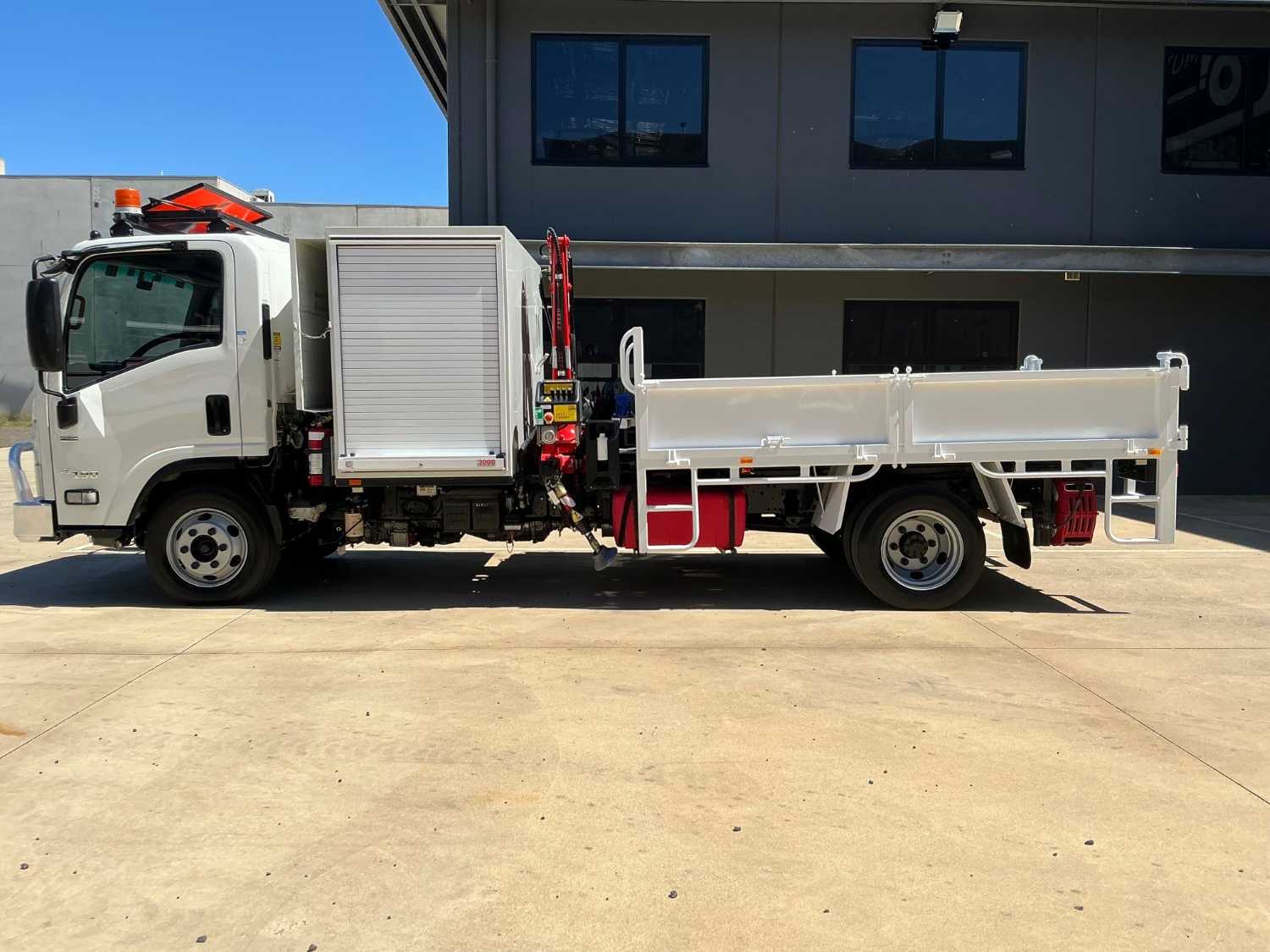 2015 ISUZU NPR75-190 TIPPER WITH CRANE