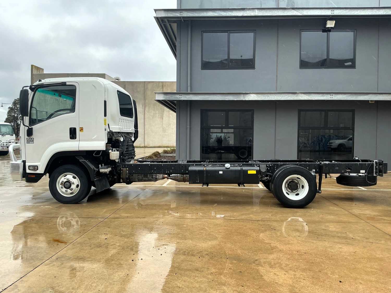 2015 ISUZU FRD600 CAB CHASSIS