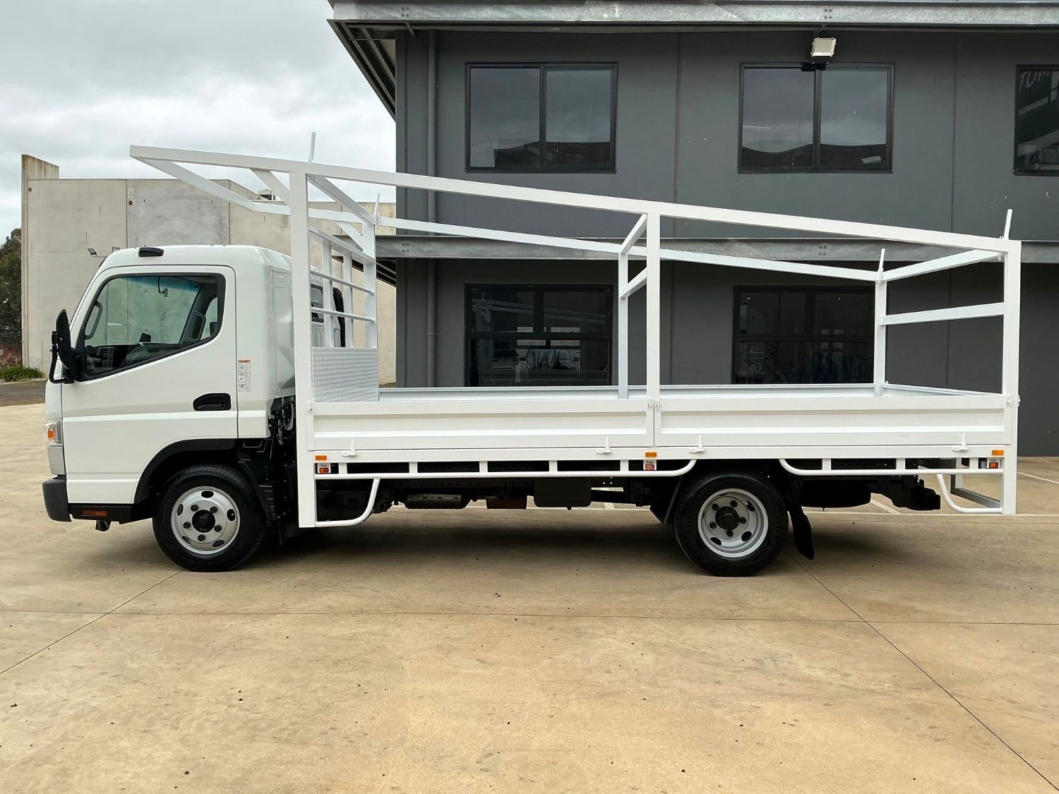 2020 MITSUBISHI CANTER TRAY
