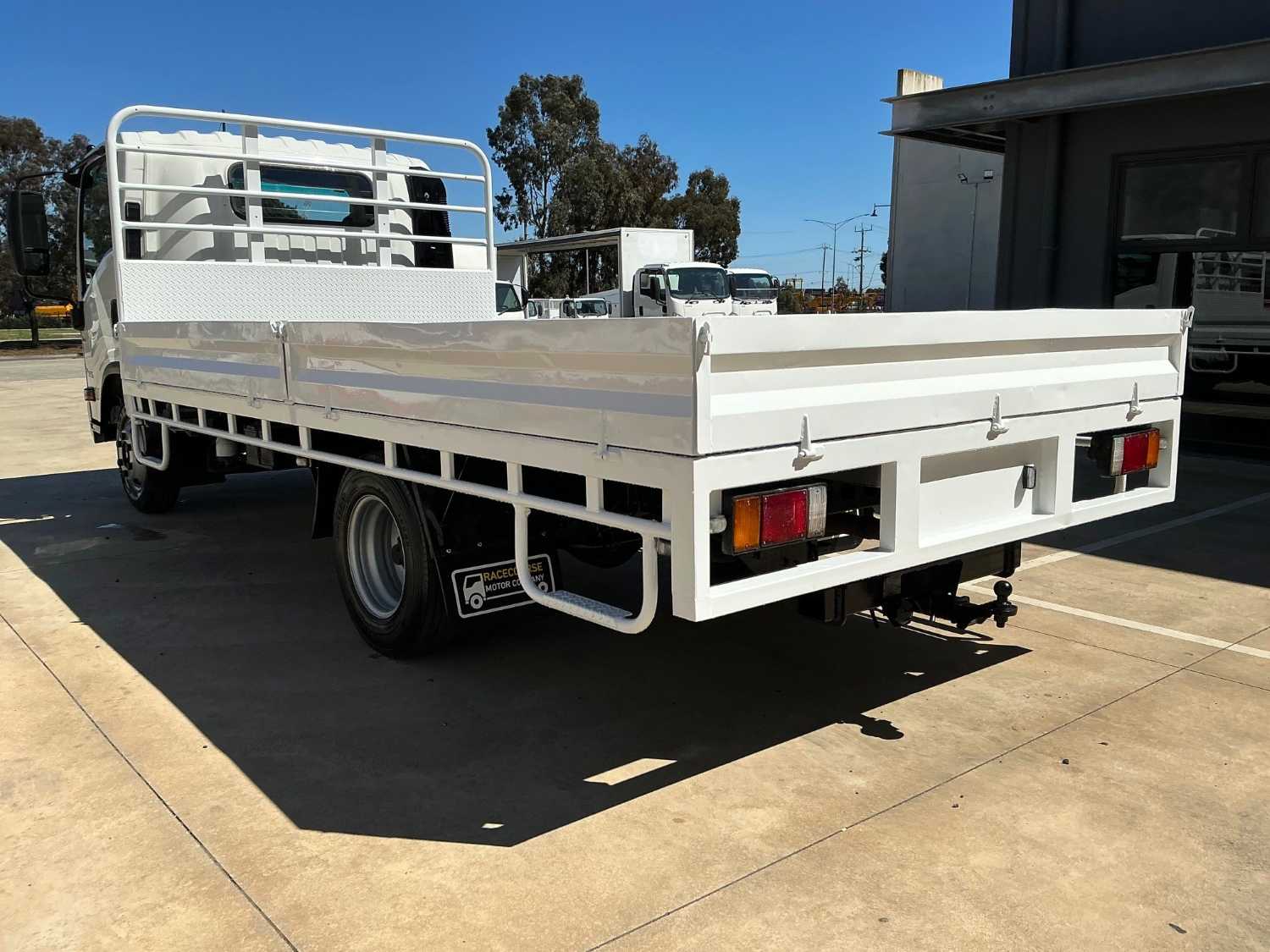 2017 ISUZU NPR45 TRAY