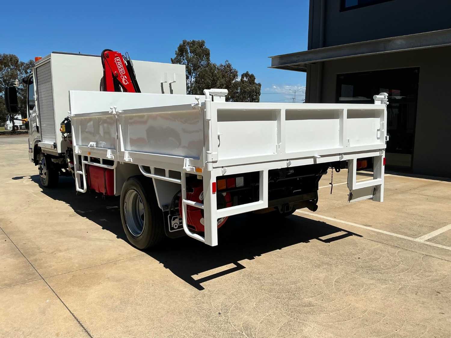 2015 ISUZU NPR75-190 TIPPER WITH CRANE