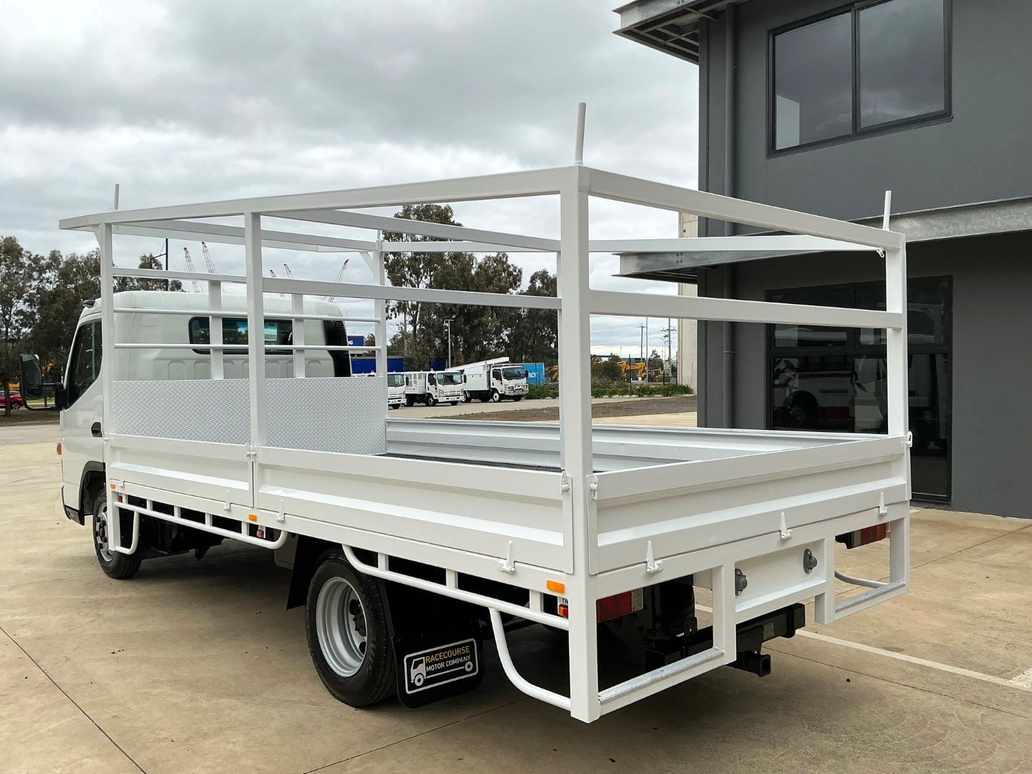 2020 MITSUBISHI CANTER TRAY