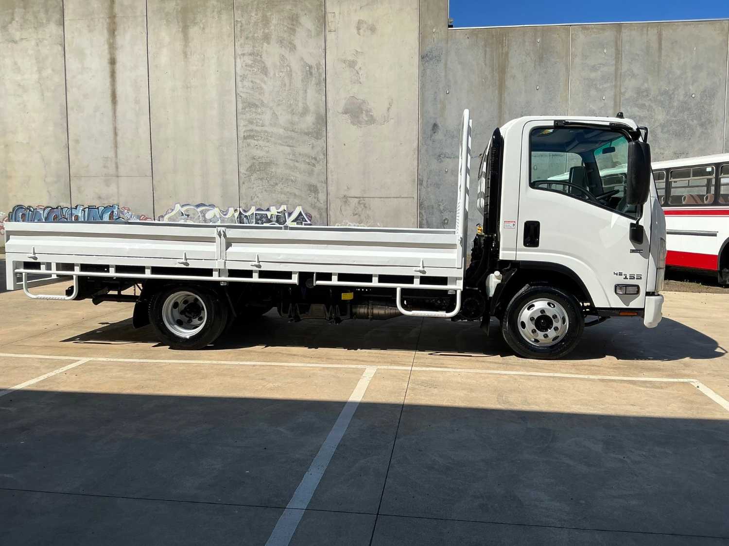 2017 ISUZU NPR45 TRAY