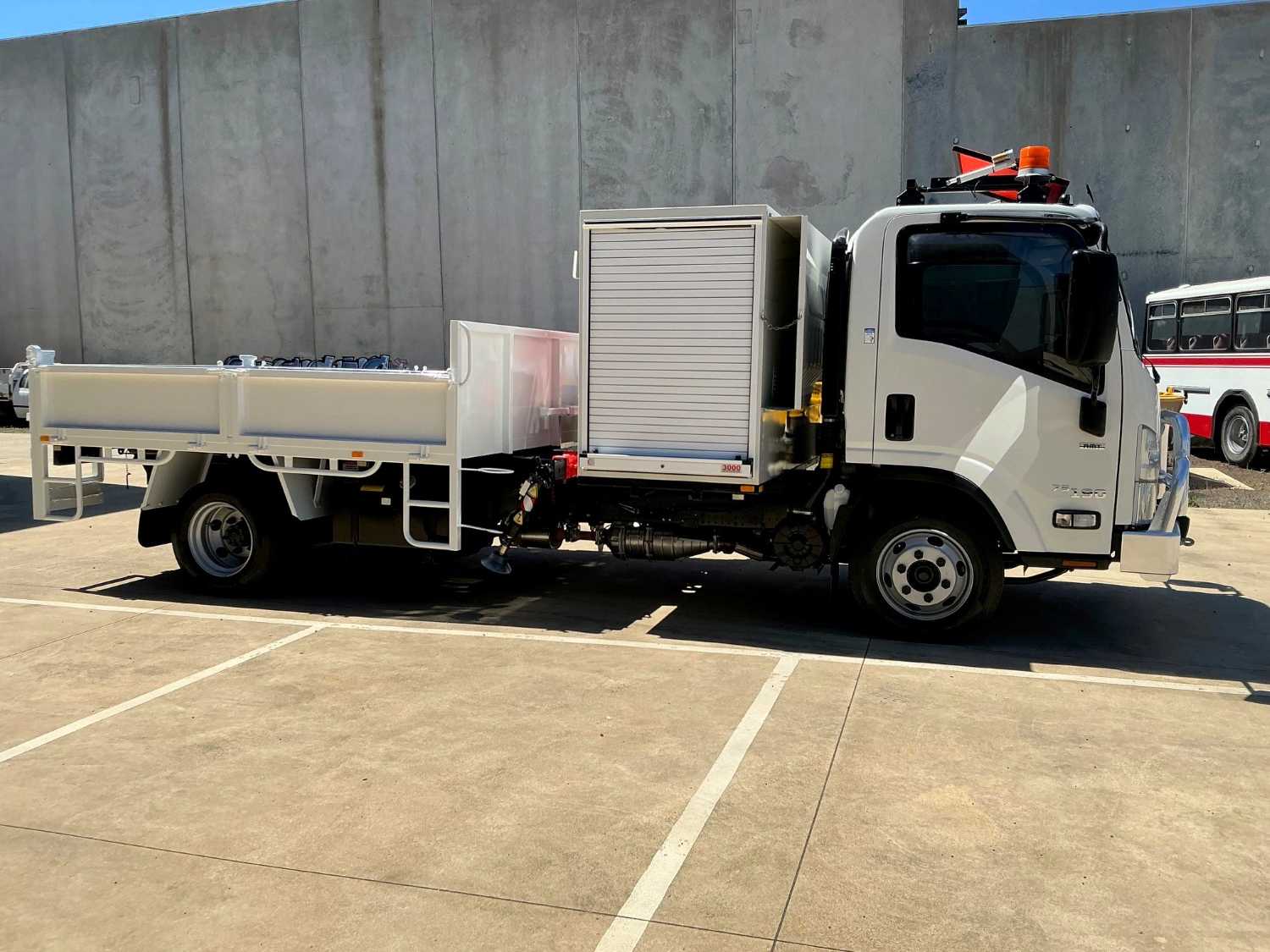 2015 ISUZU NPR75-190 TIPPER WITH CRANE