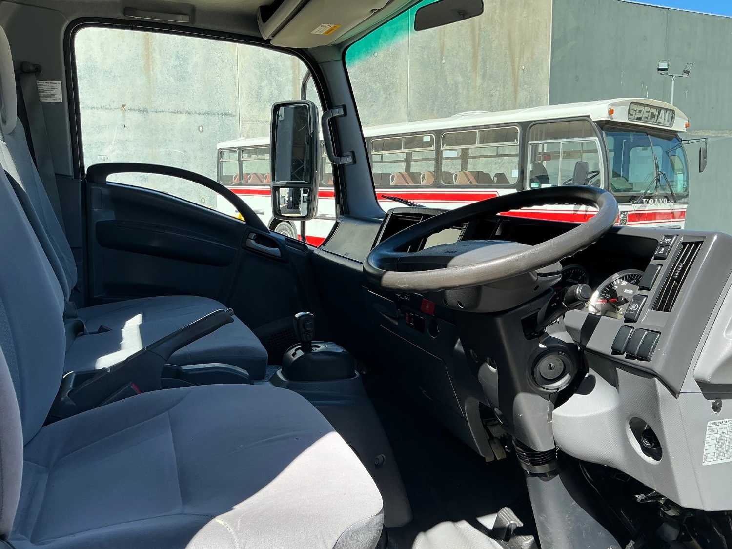 2017 ISUZU NPR45 TRAY