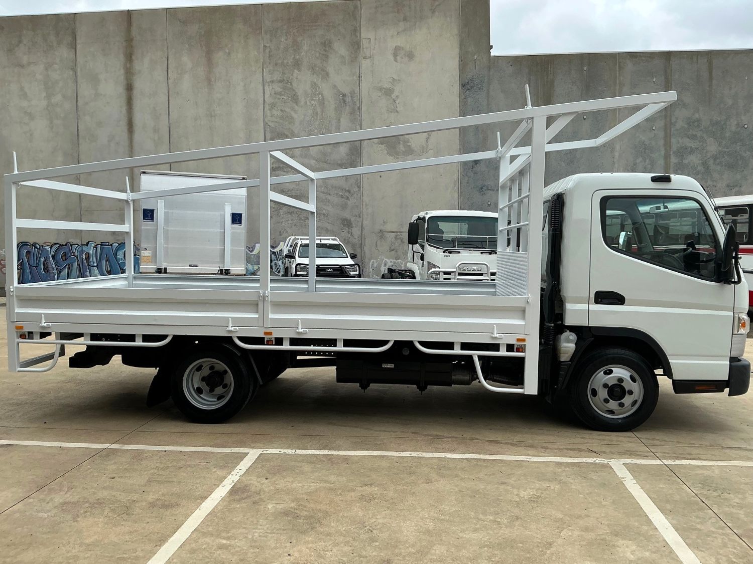 2020 MITSUBISHI CANTER TRAY